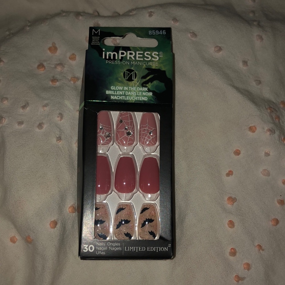 Impress Press on manicure glow-in-the-dark Halloween nails